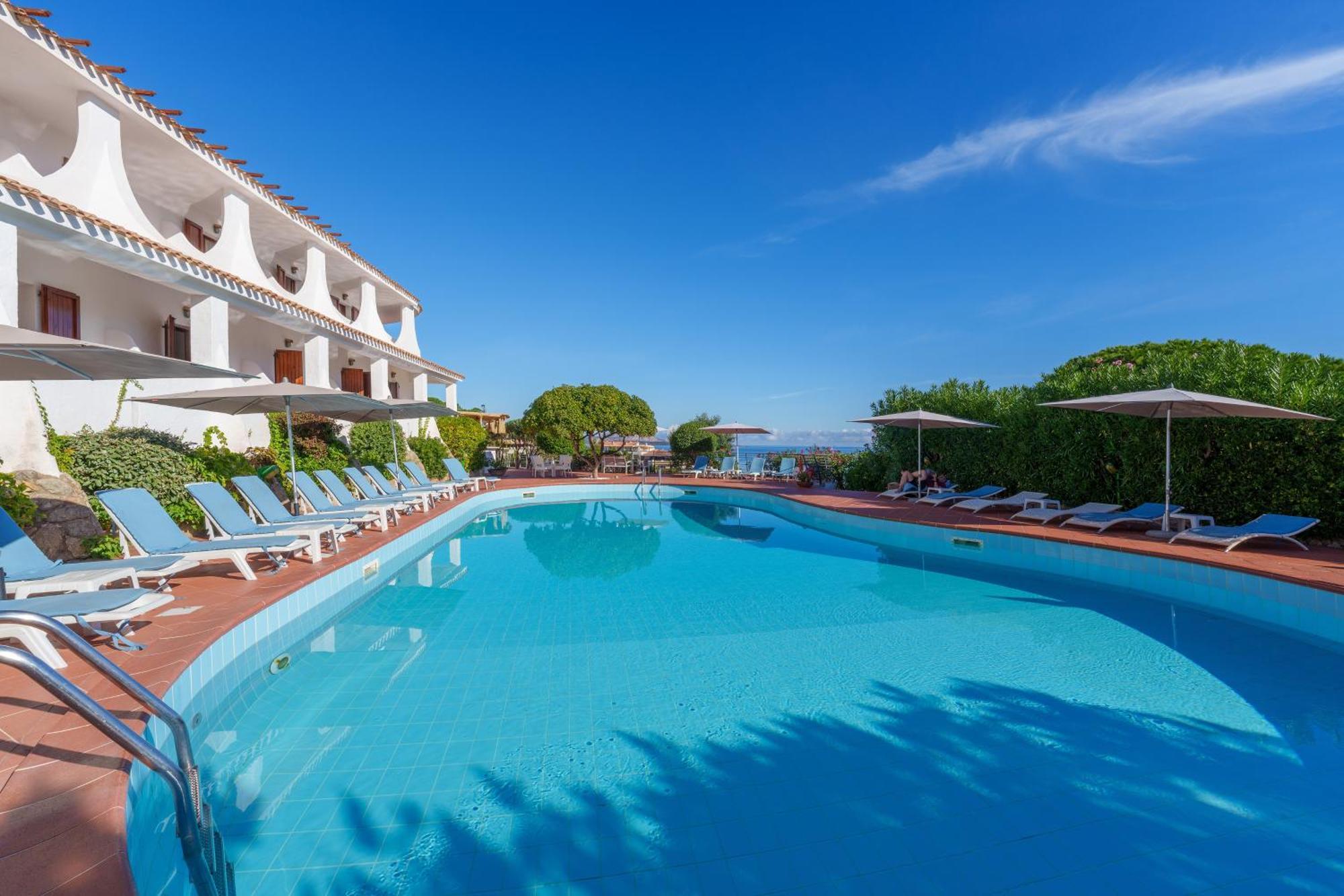 Hotel Punta Est Baja Sardinia Luaran gambar